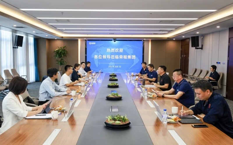 一汽解放新能源事業(yè)部黨委書記、總經(jīng)理裴國權(quán)一行到榮程集團(tuán)座談交流